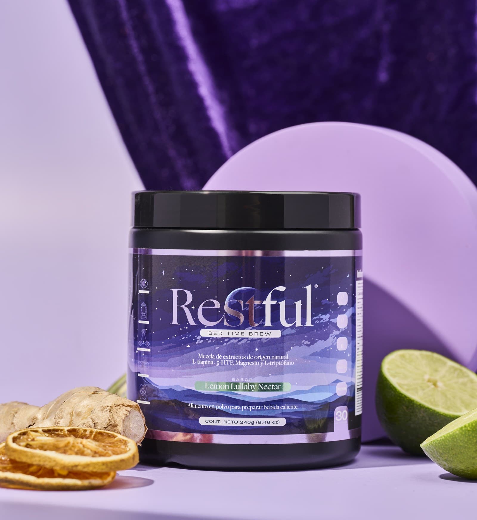 Tarro de Restful Bedtime Brew sobre velvet morado con jengibre, lima y cítricos